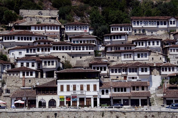 berat-thanh-pho-nghin-cua-so-cua-chau-au_02